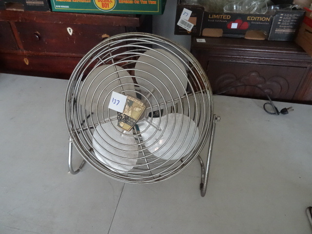 lot 137 image: Vintage Emerson Electric Table Top Fan