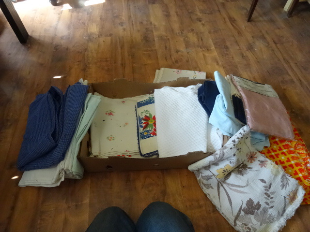 lot 144 image: Box Of various Vintage  linens