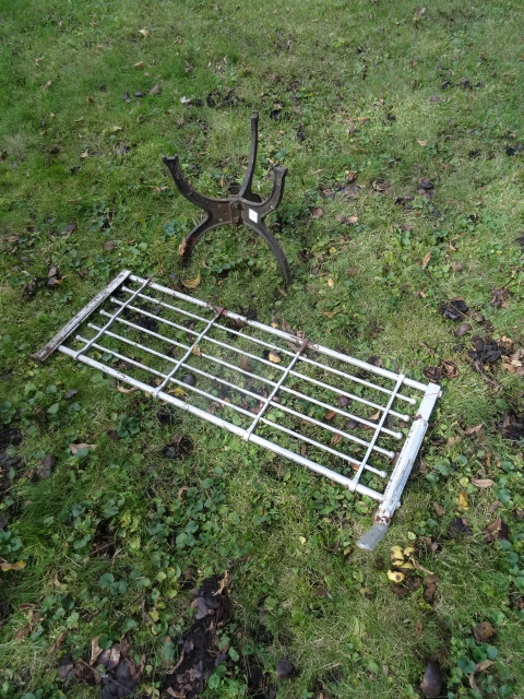 lot 163 image: Vintage Metal Grate & Stand