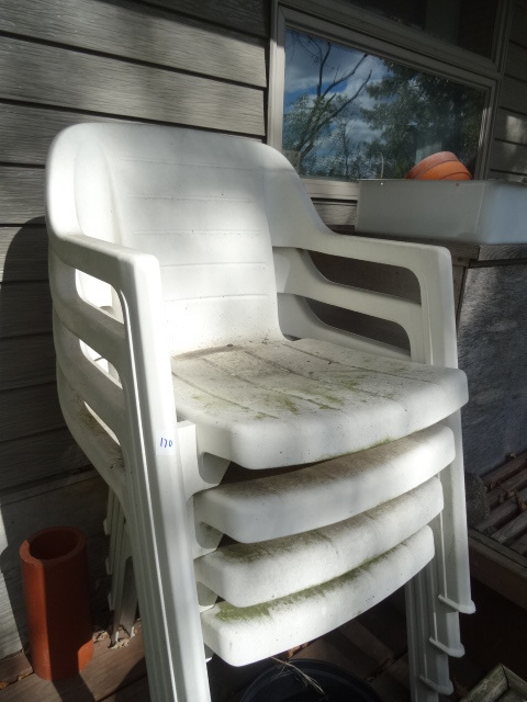 lot 170 image: 4 Stackable White Plastic Patio Chairs