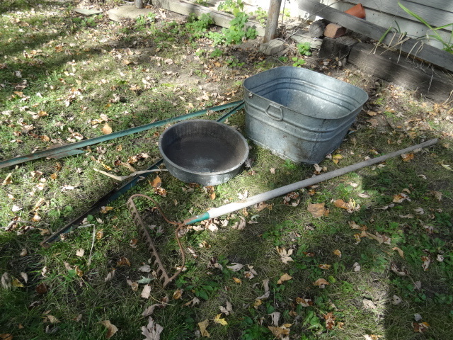 lot 173 image: Galvanized Pan or Tub, 2 Metal Fence Post