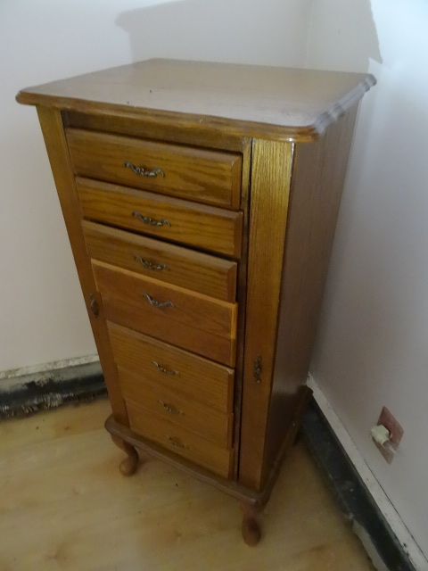 lot 175 image: Oak Jewelry ChestCabinet