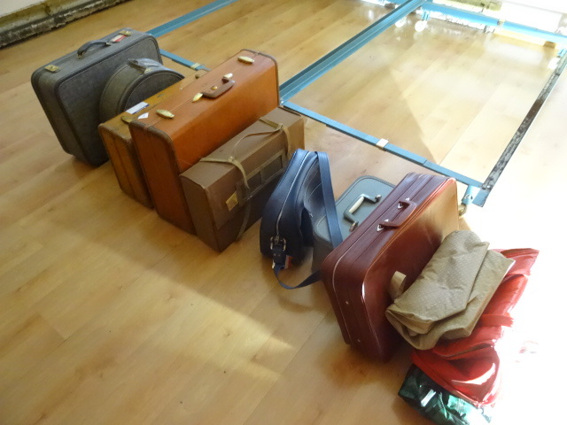 lot 179 image: Suit Cases & Bags 11 Total Pieces