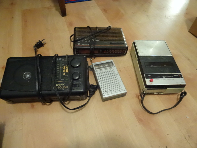 lot 187 image: Misc Am Fm Radio Clocks, Sanyo