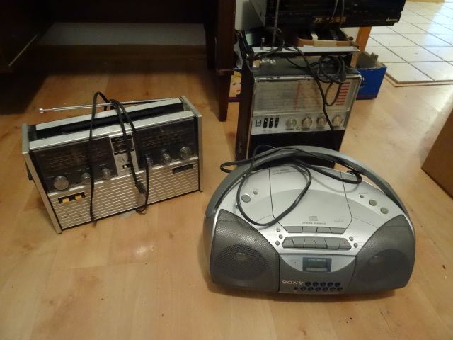 lot 188 image: 3 Radios Wards Airline 10 ban Radio,