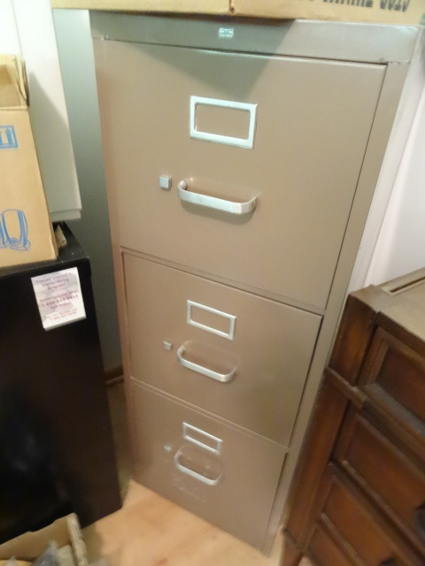lot 191 image: 15 Metal 3 Drawer File Cabinet