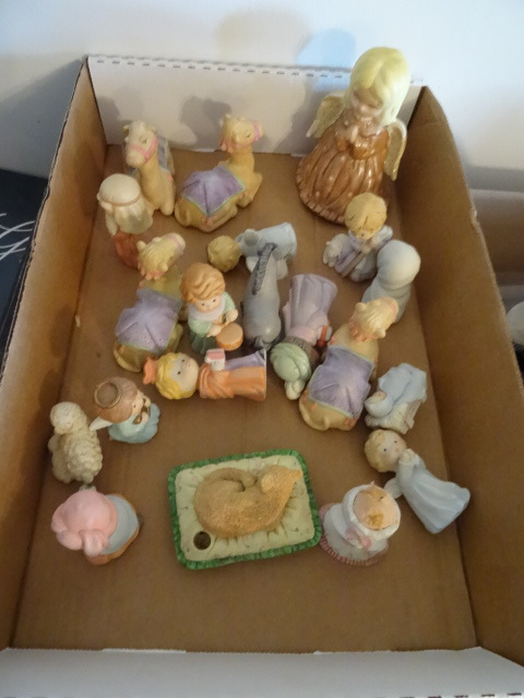 lot 210 image: Avon Nativity Figurines