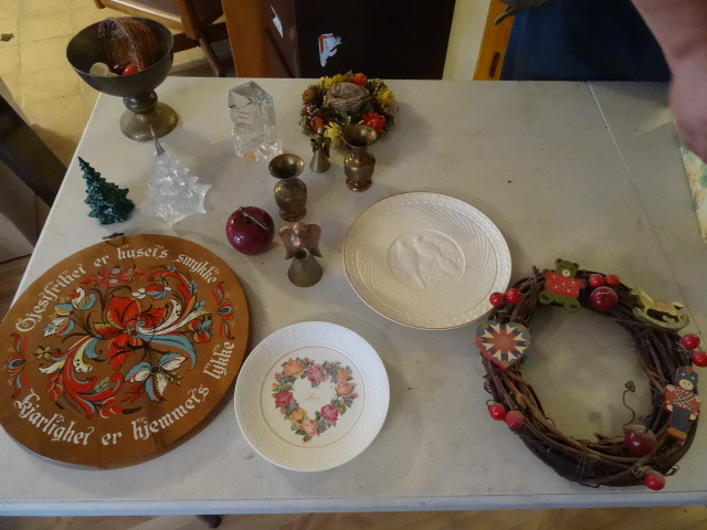 lot 217 image: Misc Household Dcor