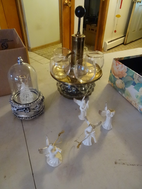 lot 218 image: Liquor Dispenser & Christmas Dcor