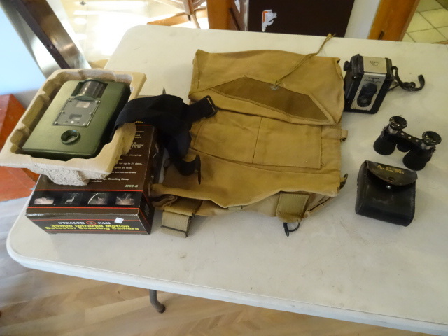 lot 227 image: Ruksac, Trail Camera, Vintage Cameras