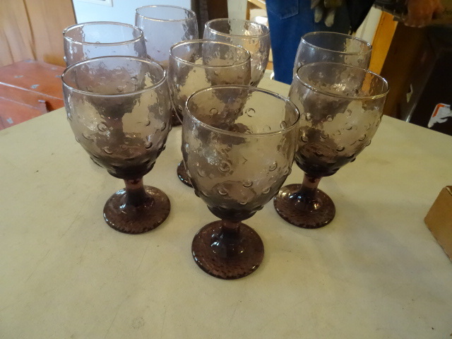 lot 234 image: Set of 8 Violet Glasses 6 Goblets
