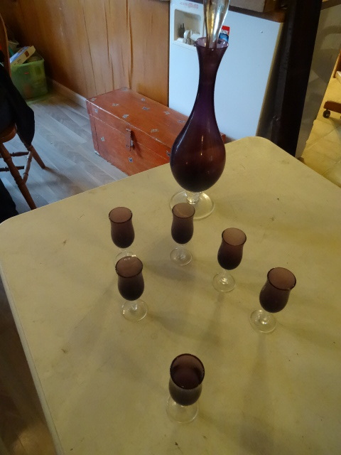 lot 235 image: Vintage Violet Liquor Glass & Dispenser