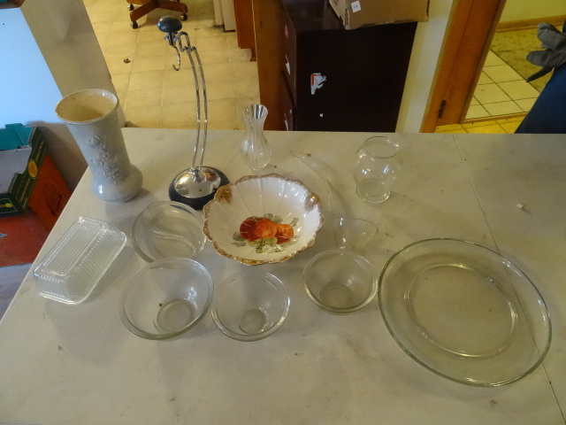 lot 239 image: Misc Kitchen Ware