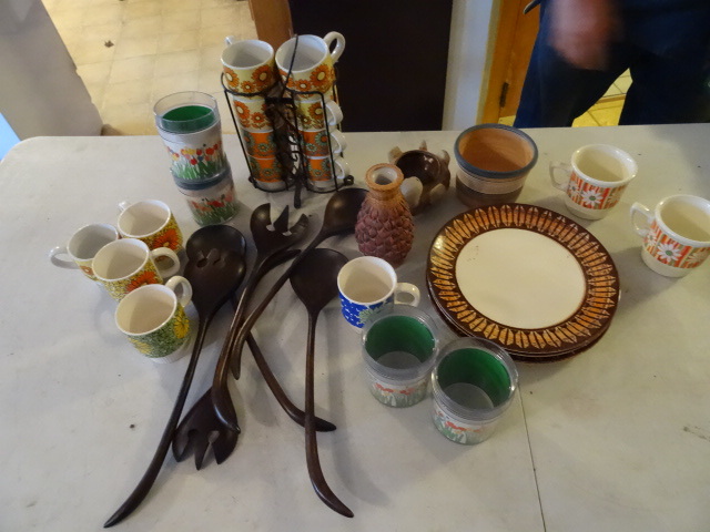lot 241 image: Misc 70s Coffee Mugs & Stand,