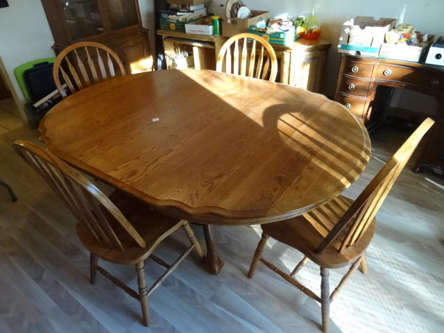 lot 249 image: Oval Oak Table WClaw Feet And 1 Leaf