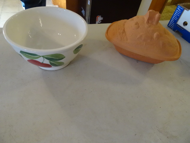 lot 250 image: Ceramic Fruit Bowl, Casserole Dish WCover