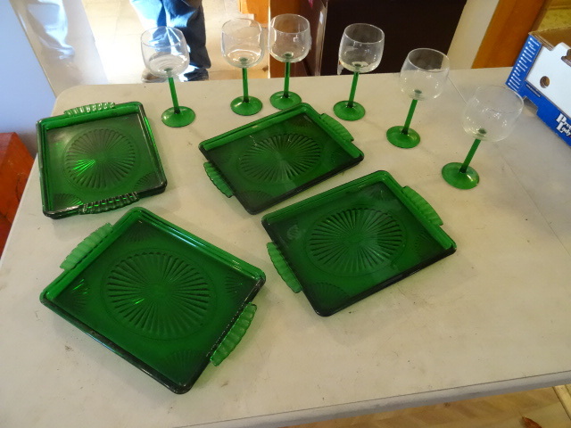 lot 251 image: Vintage 4  Emerald Glass Luncheon Plates