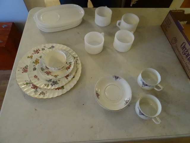lot 256 image: Misc Milk Glass Luncheon Set, 4 Plates
