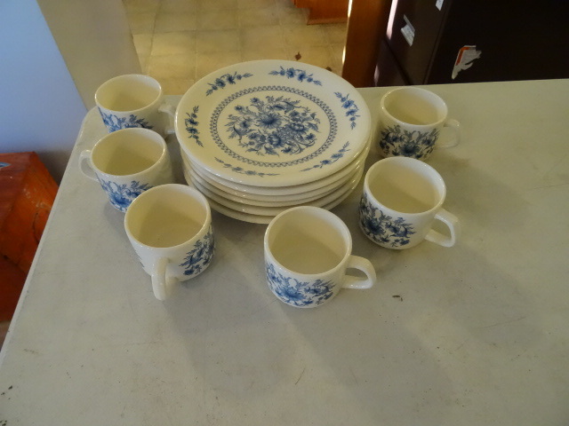 lot 258 image: 6 Person Dinnerware 6 Plates, 6 Cups