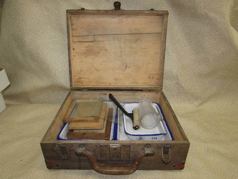 VINTAGE  ANTIQUE CAMERAS DEVELOPING KIT IN WOOD BOX