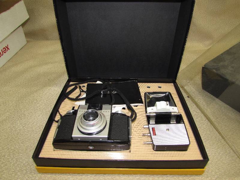 VINTAGE CAMERA