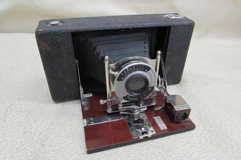 VINTAGE  ANTIQUE CAMERA
