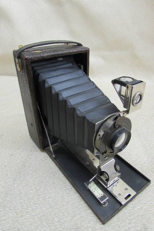 VINTAGE  ANTIQUE CAMERA