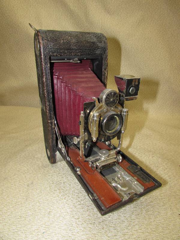 VINTAGE  ANTIQUE CAMERA