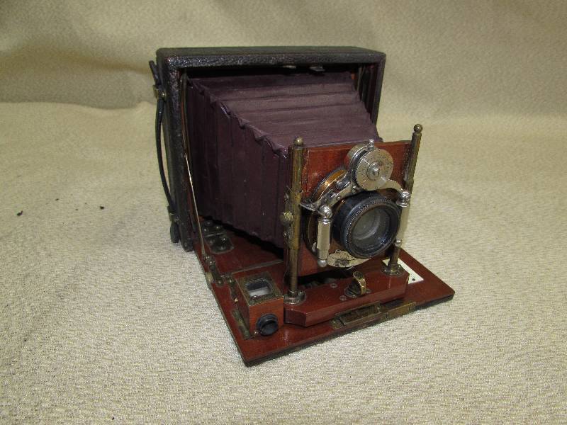 VINTAGE  ANTIQUE CAMERA