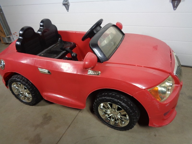 lot 81 image: Battery Powered Kids Ride On Toy Like Power Wheel