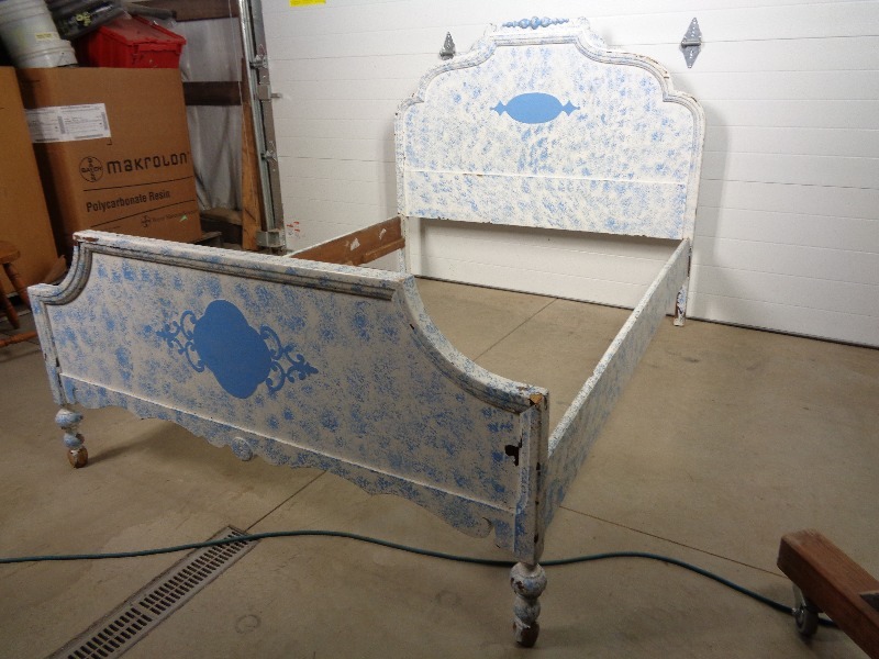 lot 83 image: Vintage Wood Full Size Bed