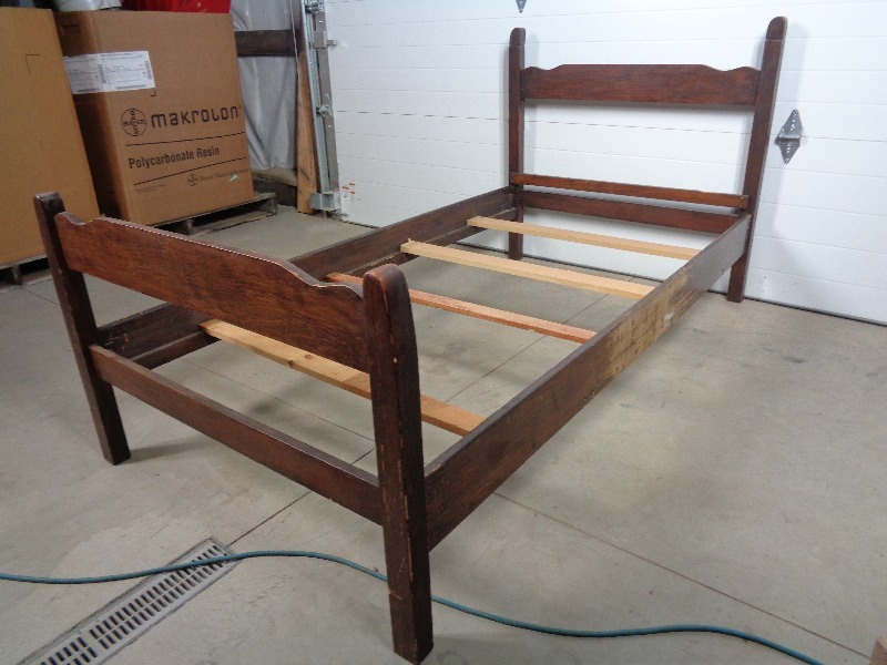 lot 86 image: Vintage Twin Size Bed