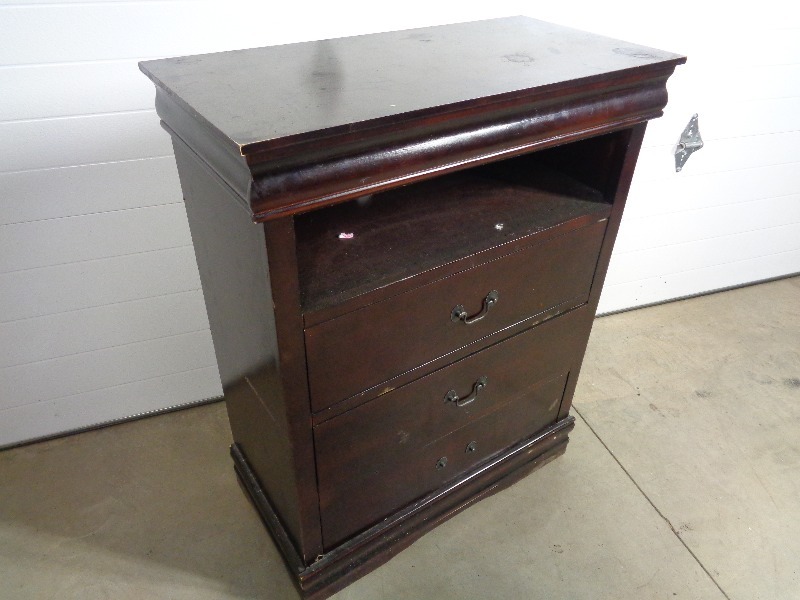 lot 99 image: 3 Drawer Dresser