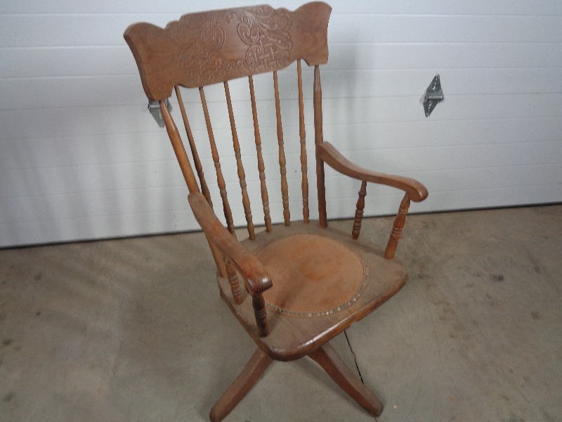 lot 102 image: Vintage Wood Office Chair