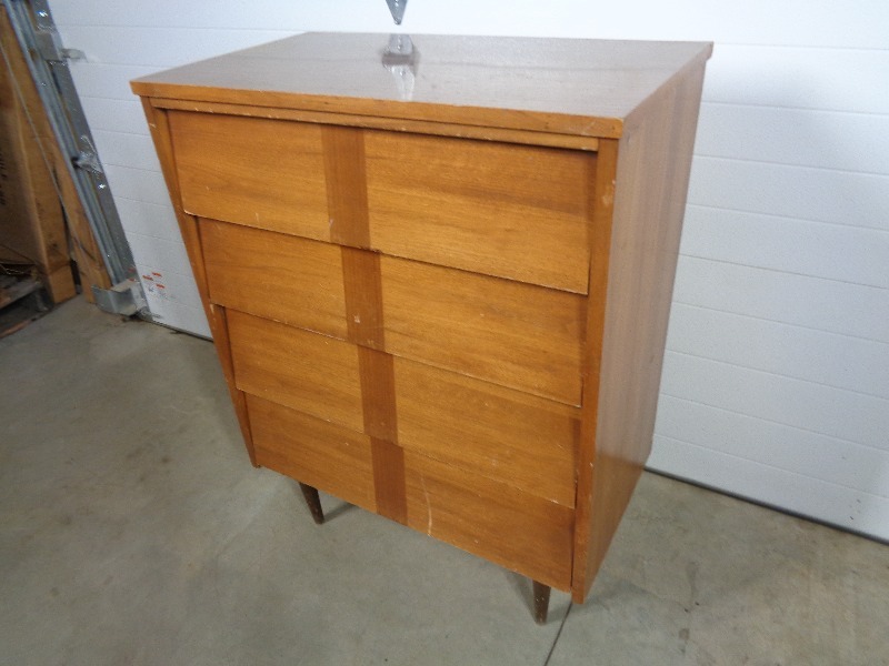 lot 110 image: 4 Drawer Dresser