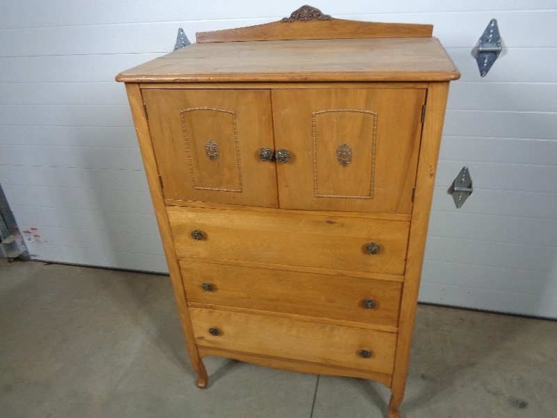 lot 120 image: Old 5 Drawer Chest