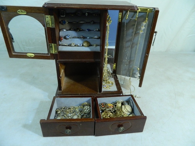 lot 1 image: Jewelry Box with Contents