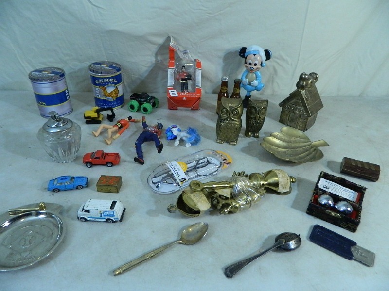 lot 8 image: Vintage and Collectibles