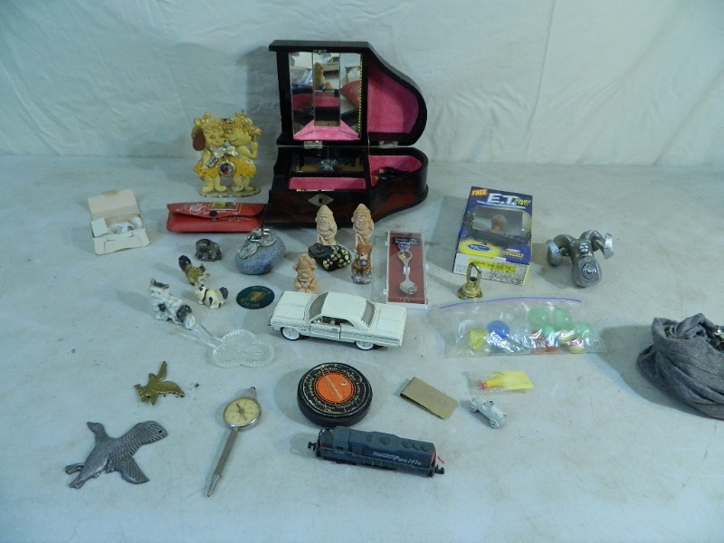 lot 9 image: Vintage and Collectibles