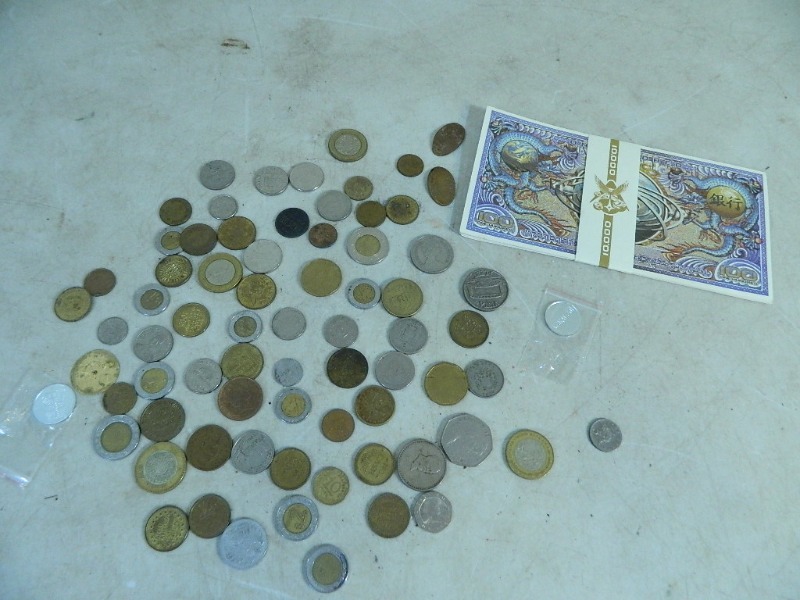 lot 17 image: Foreign Currency and More