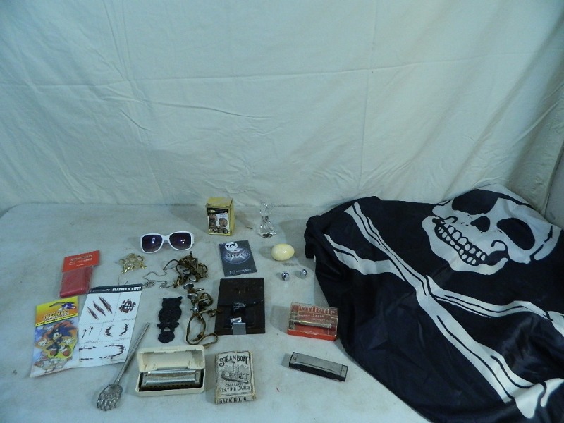 lot 22 image: Collectibles