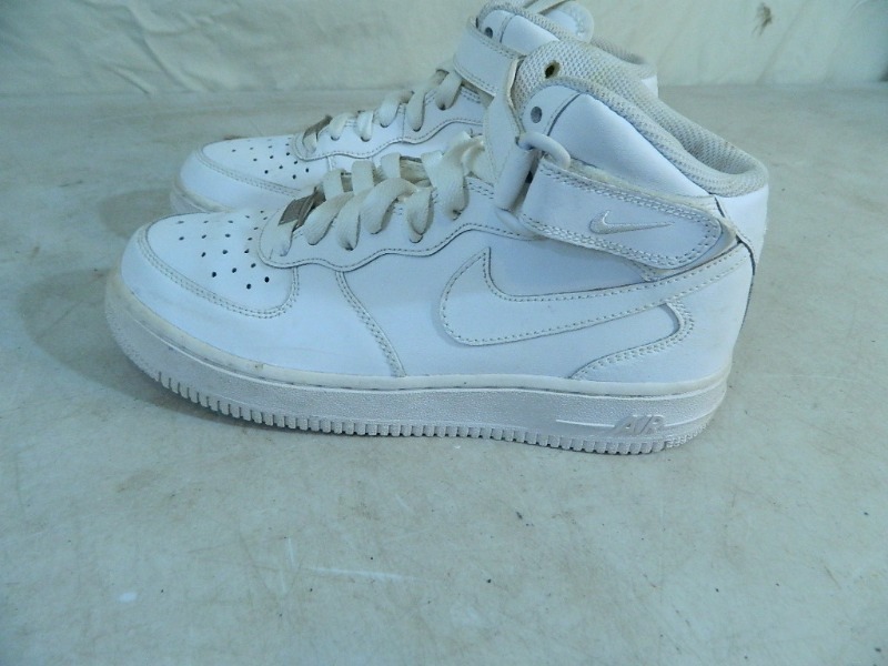 lot 32 image: White Nike Air Force 1