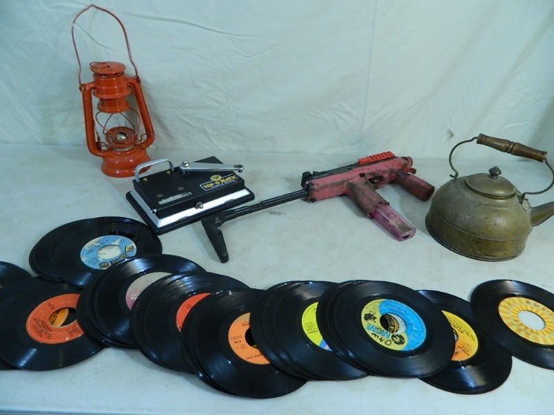 lot 35 image: Collectibles