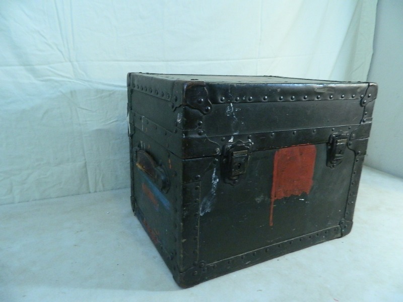 lot 41 image: Vintage Trunk