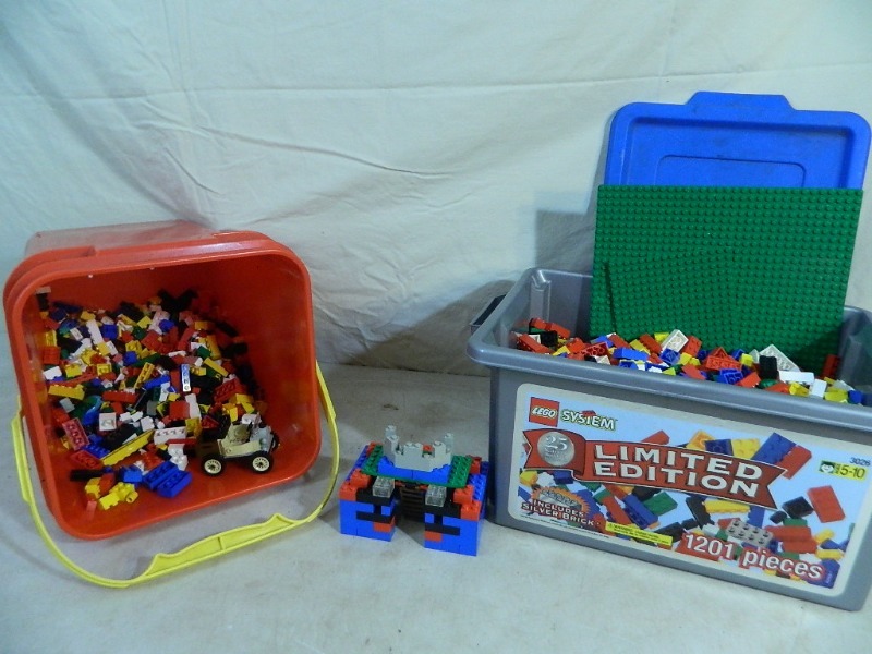 lot 51 image: Large Assortment of Legos