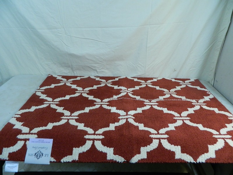 lot 66 image: New Large Rug
