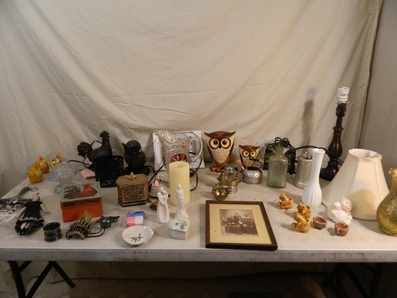 lot 179 image: Collectibles and Decor