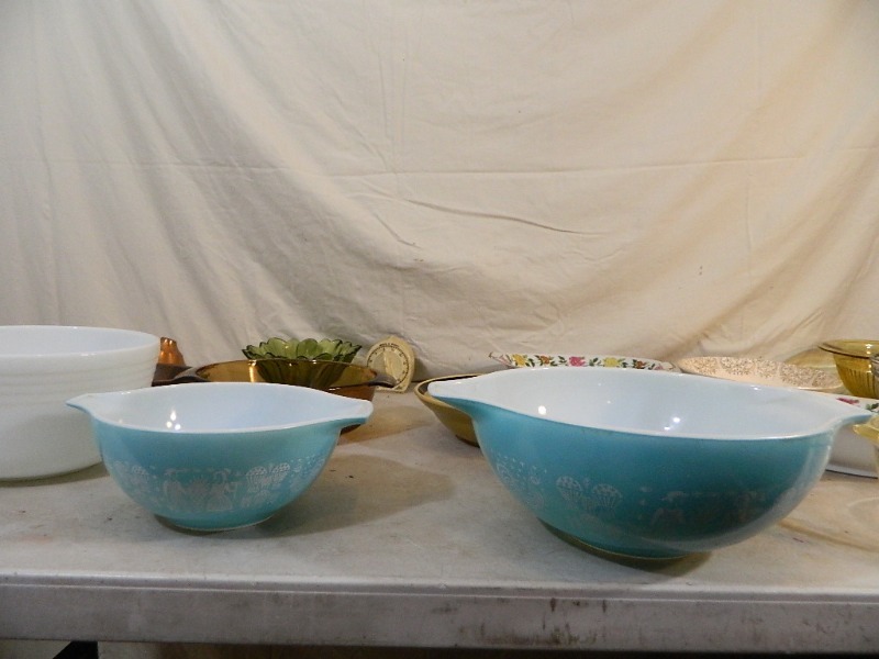 lot 187 image: Vintage Pyrex and More