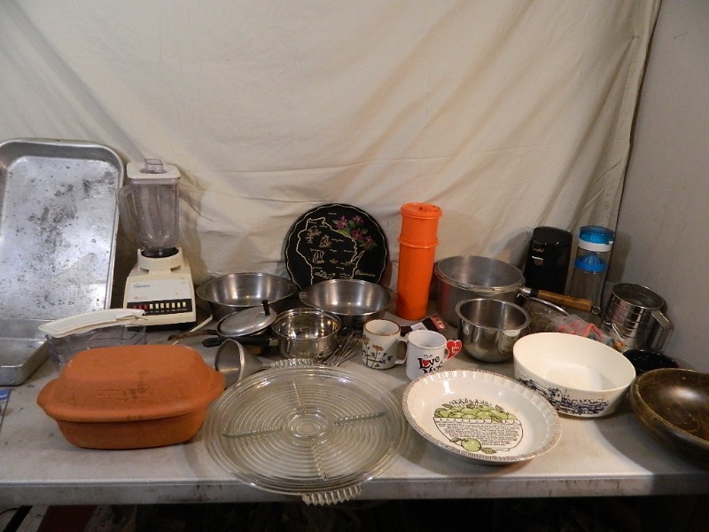 lot 195 image: Kitchen Items