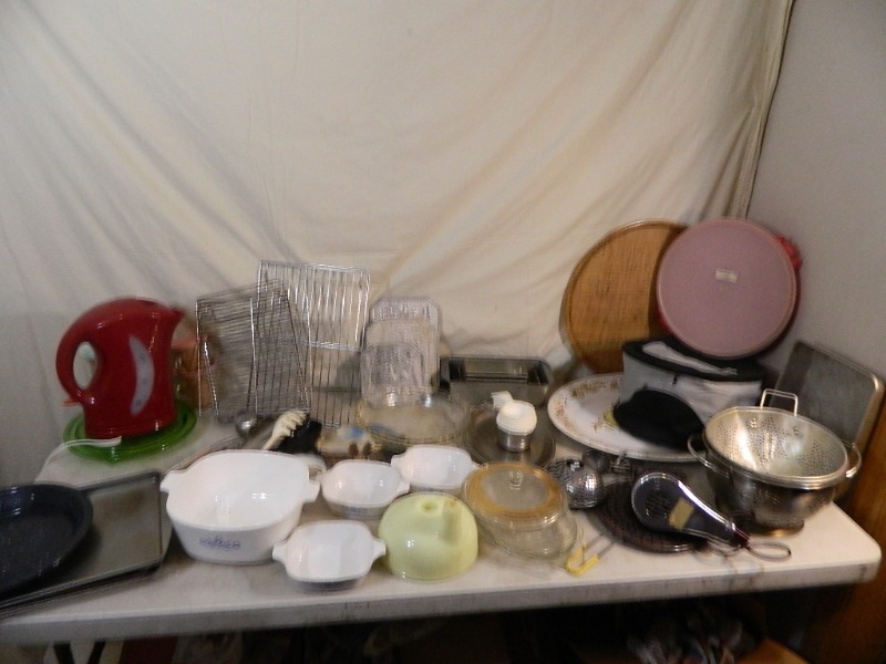 lot 196 image: Kitchen Items